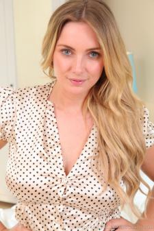 image hosted at ImgWallet.com