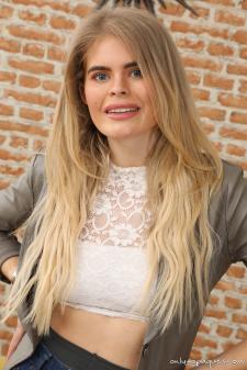 image hosted at ImgWallet.com